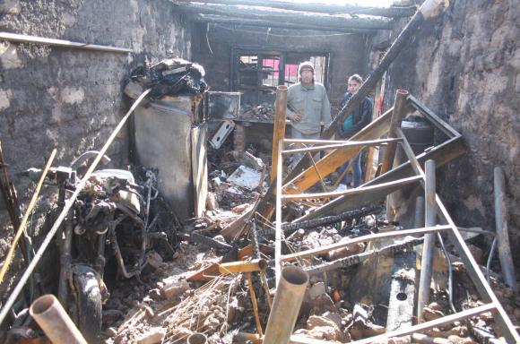 Entró a una casa a robar pero, como no se pudo llevar nada, prendió fuego y quemó todo Entró a una casa a robar pero, como no se pudo llevar nada, prendió fuego y quemó todo