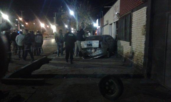 Impresionante accidente: una camioneta dio tres tumbos y arrasó con dos autos Impresionante accidente: una camioneta dio tres tumbos y arrasó con dos autos