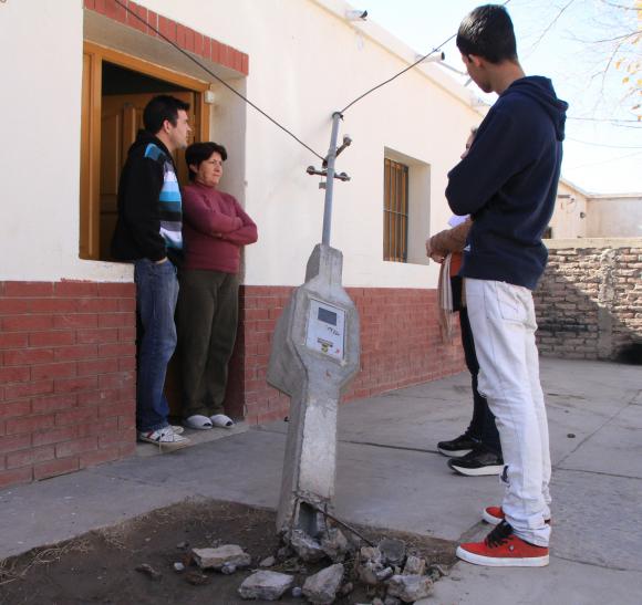 Un camión arrasó con los cables y dejó sin luz a unas 60 familias Un camión arrasó con los cables y dejó sin luz a unas 60 familias