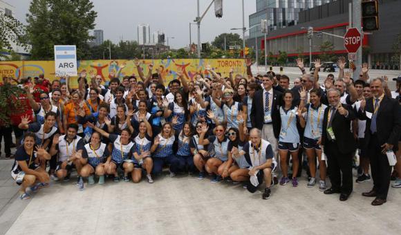 La bandera argentina ya flamea alto en Toronto La bandera argentina ya flamea alto en Toronto