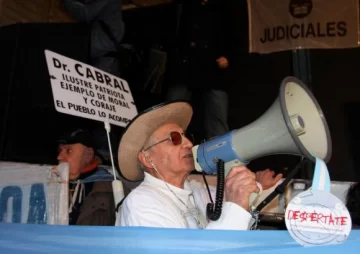 Opositores, en la marcha por Cabral Opositores, en la marcha por Cabral