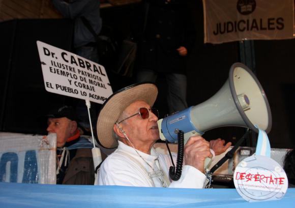 Opositores, en la marcha por Cabral Opositores, en la marcha por Cabral