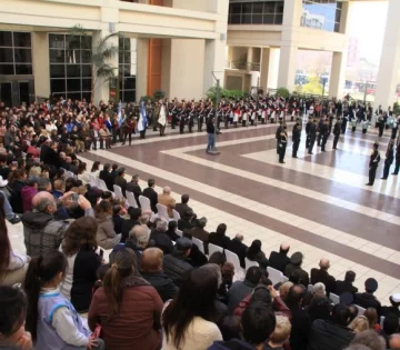 La gente copó la Plaza Seca y fue protagonista del cambio de guardia La gente copó la Plaza Seca y fue protagonista del cambio de guardia
