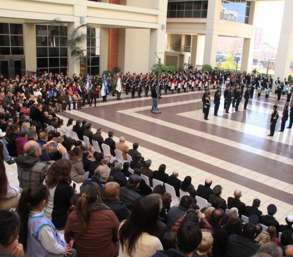 La gente copó la Plaza Seca y fue protagonista del cambio de guardia La gente copó la Plaza Seca y fue protagonista del cambio de guardia