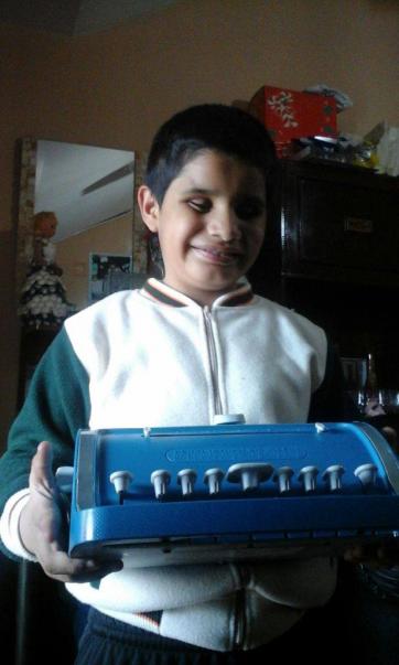 Llegó la ayuda para el niño ciego que necesitaba una máquina para estudiar Llegó la ayuda para el niño ciego que necesitaba una máquina para estudiar