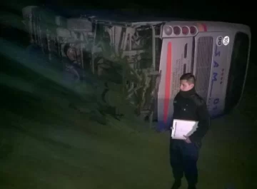 Un vuelco dejó 32 heridos Un vuelco dejó 32 heridos