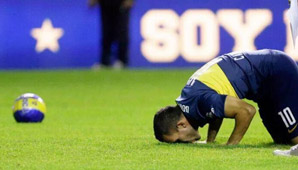 Tevez se prendió y cantó: “El que no salta se fue a la B” Tevez se prendió y cantó: “El que no salta se fue a la B”