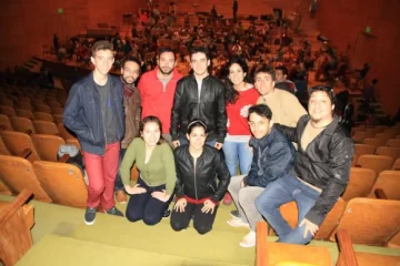 Ellos tocan de local Ellos tocan de local