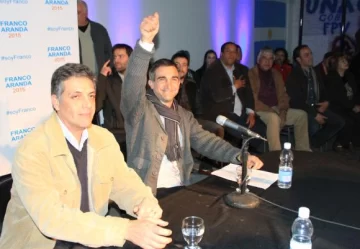 Aranda abrió su centro de campaña y arengó a la tropa a trabajar duro Aranda abrió su centro de campaña y arengó a la tropa a trabajar duro