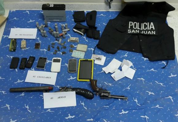Tenían 3 armas, chaleco policial, balas y un auto Tenían 3 armas, chaleco policial, balas y un auto