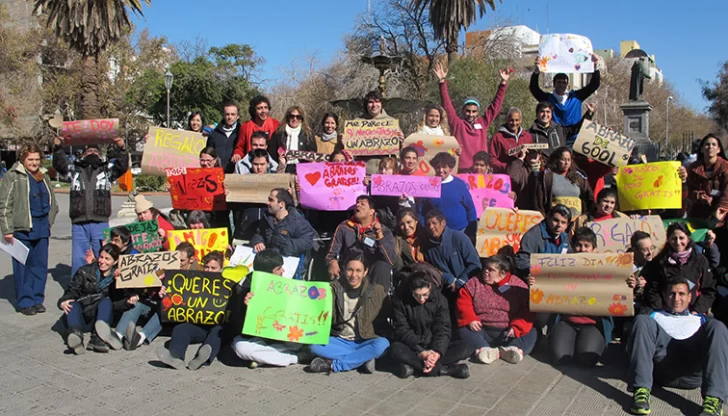 Abrazos gratis para festejar el Día del Amigo Abrazos gratis para festejar el Día del Amigo