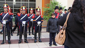 La Bandera de Cabot, bajo la mirada de los Granaderos La Bandera de Cabot, bajo la mirada de los Granaderos