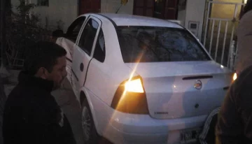 Tras un choque, un auto casi terminó adentro de una casa Tras un choque, un auto casi terminó adentro de una casa