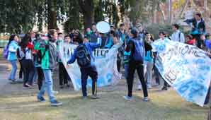 Clásico cruce de cánticos entre dos escuelas técnicas Clásico cruce de cánticos entre dos escuelas técnicas