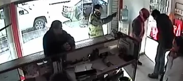 Así fue el violento robo donde “motochorros” se llevaron 5 mil pesos Así fue el violento robo donde “motochorros” se llevaron 5 mil pesos