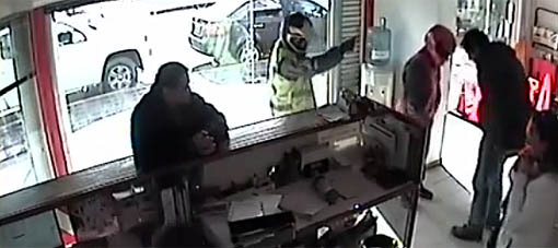 Así fue el violento robo donde “motochorros” se llevaron 5 mil pesos Así fue el violento robo donde “motochorros” se llevaron 5 mil pesos