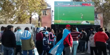 Cientos de sanjuaninos disfrutan de la final por la pantalla de Diario de Cuyo y Telesol Cientos de sanjuaninos disfrutan de la final por la pantalla de Diario de Cuyo y Telesol