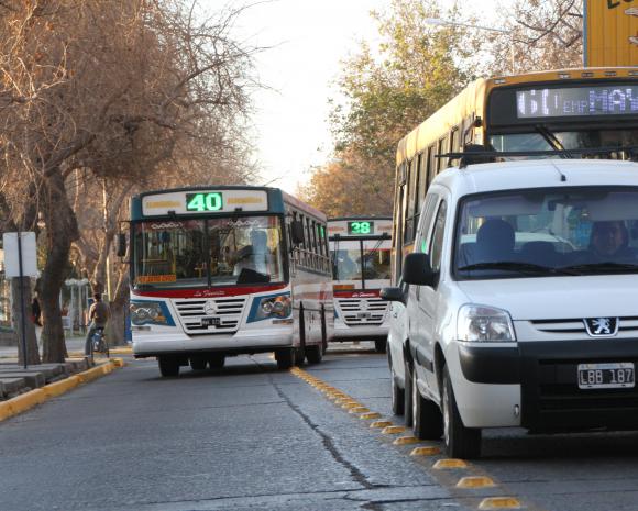 Extienden 3 cuadras más el carril único de la España Extienden 3 cuadras más el carril único de la España