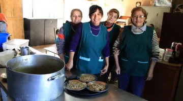 Las devotas de San Cayetano que hacen de comer para 300 personas Las devotas de San Cayetano que hacen de comer para 300 personas