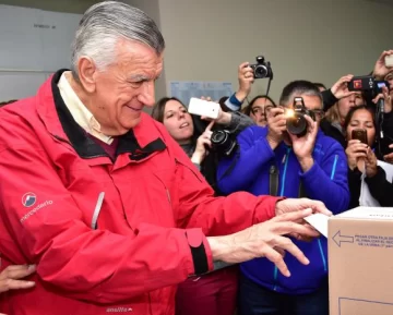 A votar, acompañados por la familia A votar, acompañados por la familia
