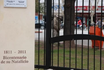 No se aguantó las ganas y orinó en plena Plaza 25 de Mayo No se aguantó las ganas y orinó en plena Plaza 25 de Mayo