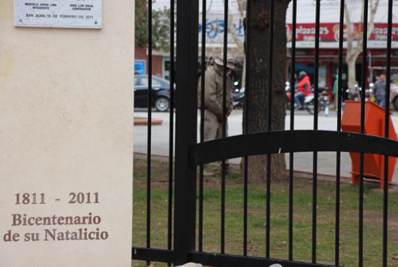 No se aguantó las ganas y orinó en plena Plaza 25 de Mayo No se aguantó las ganas y orinó en plena Plaza 25 de Mayo