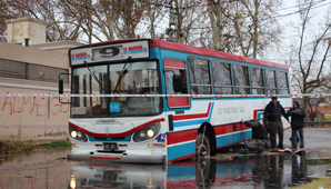 Un colectivo quedó incrustado en el pavimento Un colectivo quedó incrustado en el pavimento