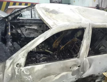 Roban en un taller, queman 3 vehículos y dañan otros 2 Roban en un taller, queman 3 vehículos y dañan otros 2