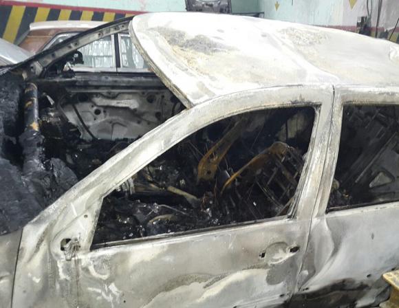 Roban en un taller, queman 3 vehículos y dañan otros 2 Roban en un taller, queman 3 vehículos y dañan otros 2