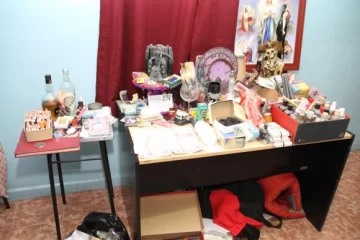 Detuvieron a una “curandera” en Rawson y le secuestraron objetos para hacer rituales Detuvieron a una “curandera” en Rawson y le secuestraron objetos para hacer rituales