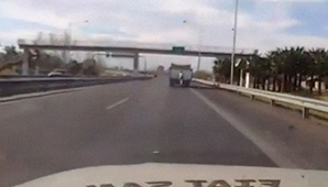 Mirá cómo un ciclista pone en riesgo su vida en la Circunvalación Mirá cómo un ciclista pone en riesgo su vida en la Circunvalación