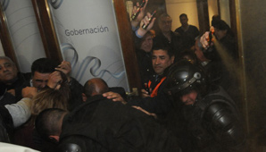 Escándalo y caos en plena Casa de Gobierno mendocina Escándalo y caos en plena Casa de Gobierno mendocina