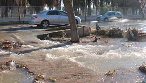 Por un canal tapado, 5 cuadras clave de la Central se transformaron en un río Por un canal tapado, 5 cuadras clave de la Central se transformaron en un río