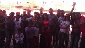 Bueno y Figueroa les sirvieron chocolate a los niños Bueno y Figueroa les sirvieron chocolate a los niños