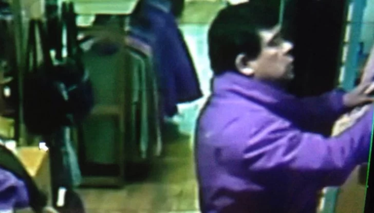 Entra a un negocio, se mide una campera y se la lleva sin pagar Entra a un negocio, se mide una campera y se la lleva sin pagar