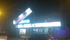 Mirá el momento justo en el que un cartel cae por el viento Zonda Mirá el momento justo en el que un cartel cae por el viento Zonda