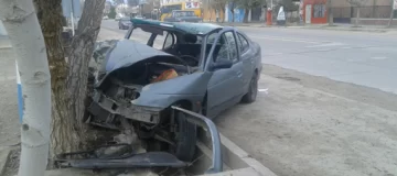 Chocaron contra un árbol y Bomberos sacó a una joven de entre las chapas Chocaron contra un árbol y Bomberos sacó a una joven de entre las chapas