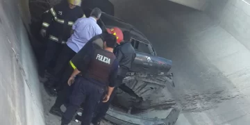 Un auto cayó a un canal y sacaron a los ocupantes con ayuda de los Bomberos Un auto cayó a un canal y sacaron a los ocupantes con ayuda de los Bomberos