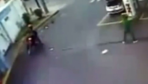 Dos ladrones robaron en una estación de servicio, salieron a los tiros y quedaron filmados Dos ladrones robaron en una estación de servicio, salieron a los tiros y quedaron filmados