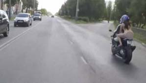 ¡Desnuda en moto! ¡Desnuda en moto!