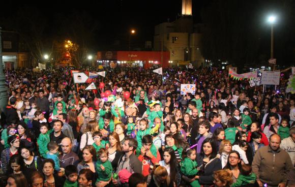 Más de 7.000 alumnos de jardín iluminaron la noche Más de 7.000 alumnos de jardín iluminaron la noche