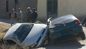 Increíble choque entre una camioneta y un auto que terminaron adentro de un canal Increíble choque entre una camioneta y un auto que terminaron adentro de un canal
