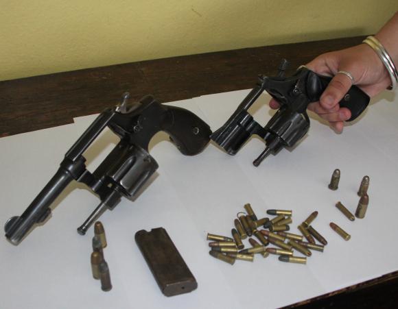 Presunto ladrón tenía 2 armas Presunto ladrón tenía 2 armas