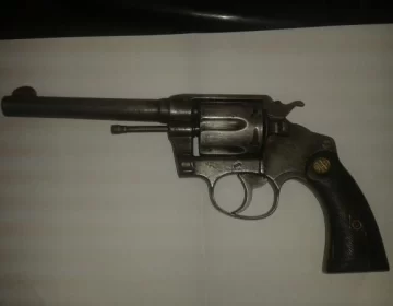 Andaba armado por la calle Andaba armado por la calle