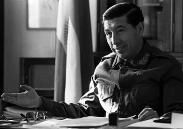 Murió Menéndez, jefe de tropas en Malvinas Murió Menéndez, jefe de tropas en Malvinas