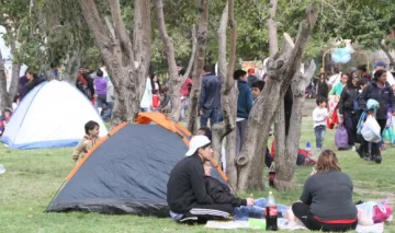 Recurrieron a las carpas para disfrutar del espectáculo al resguardo del frío Recurrieron a las carpas para disfrutar del espectáculo al resguardo del frío