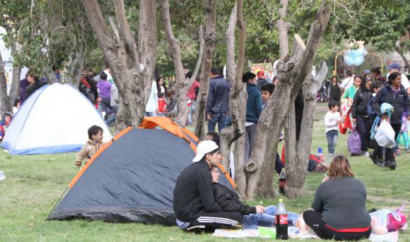 Recurrieron a las carpas para disfrutar del espectáculo al resguardo del frío Recurrieron a las carpas para disfrutar del espectáculo al resguardo del frío