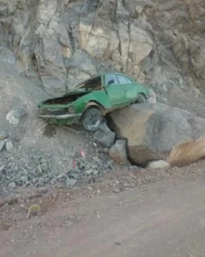 Chocó y quedó en su auto sobre una roca Chocó y quedó en su auto sobre una roca