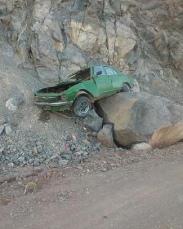 Chocó y quedó en su auto sobre una roca Chocó y quedó en su auto sobre una roca