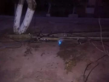 Un camión arrasó con los cables y dejó a dos barrios sin luz Un camión arrasó con los cables y dejó a dos barrios sin luz